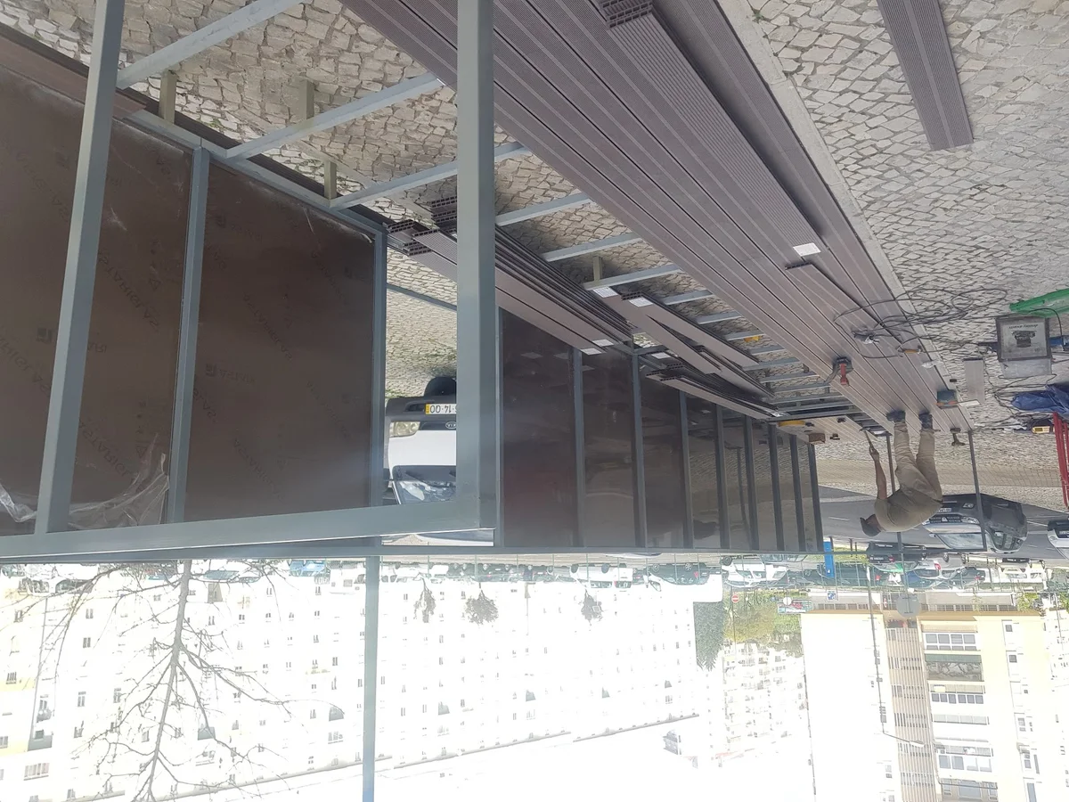 Montagem de esplanada metálica com painel e deck em Lisboa