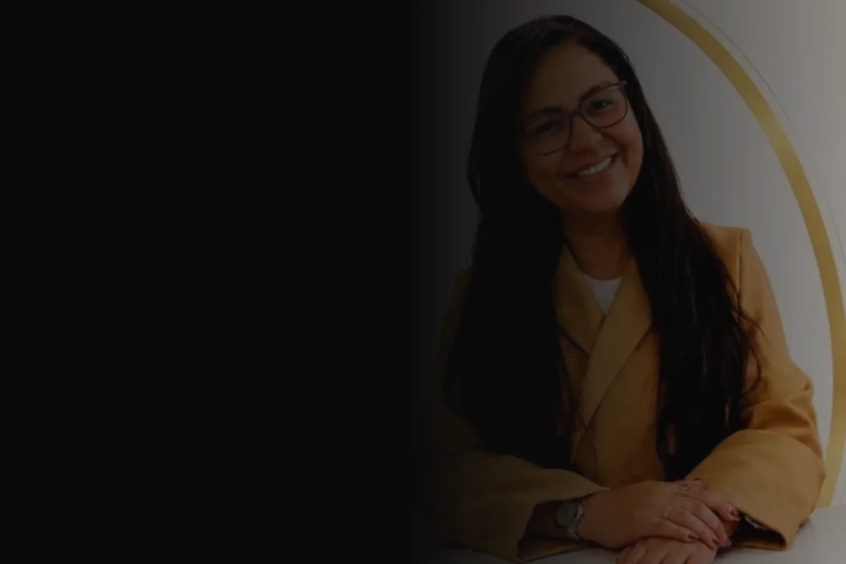 Aplicação profissional de extensões de cabelo humano no salão Rosilda Megahair